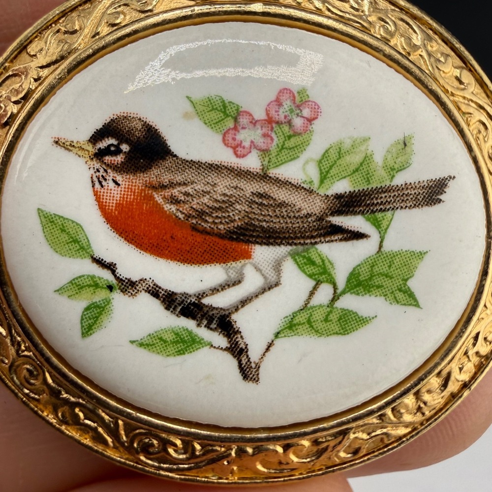 Vintage Avon Brooch Gold Tone Welcoming of Spring The Robin Porcelain Bird 1.5in